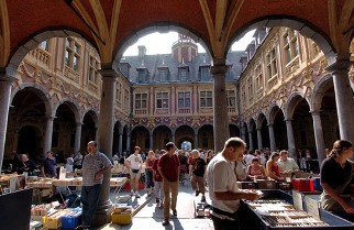 Braderie-vieille-bourse-office-du-tourisme-lille